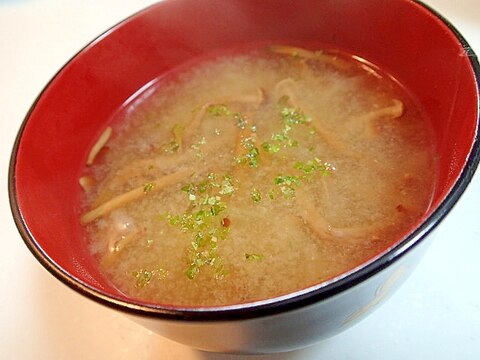 液味噌で　柿の木茸と玉葱のお味噌汁